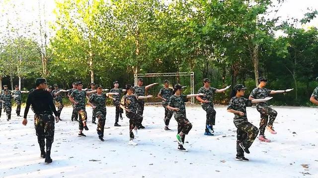 军训 你好丨风再大，雨再猛，也削弱不了我们团队一心、坚持到底的士气